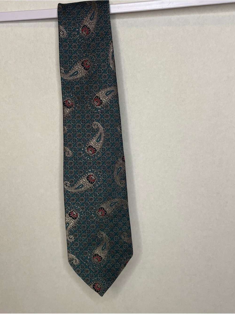 Oscar de La Renta Mens Neck Tie. Green Paisley Pattern 55”